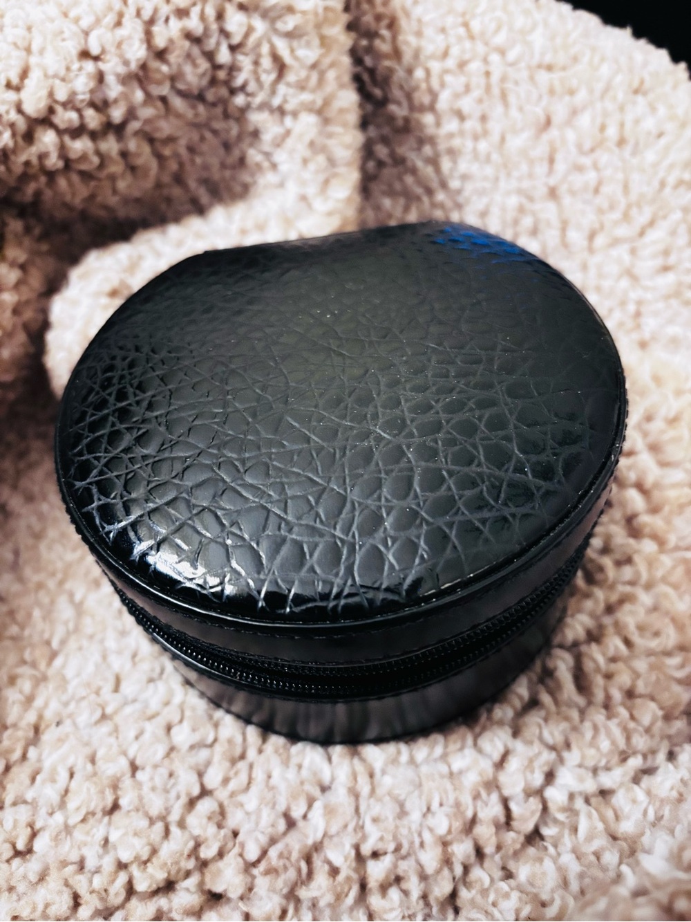 Wolf Designs Black Leatherette Round Travel Jewelry Case with mirror, NWOT
